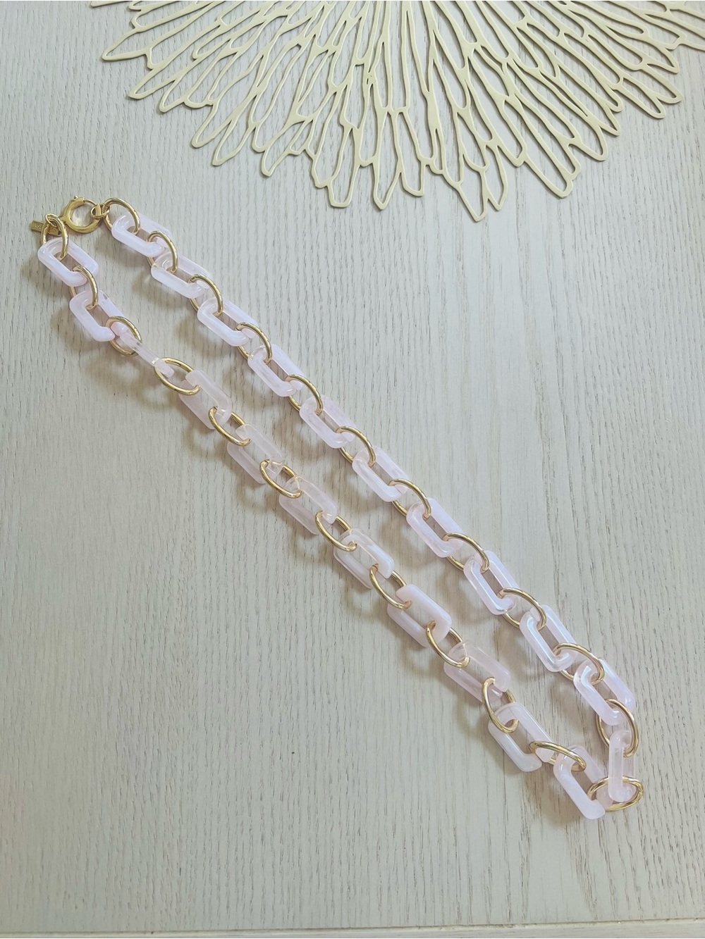 J McLaughlin Pink Lucite and Gold Chain Neckace - Picture 4 of 4